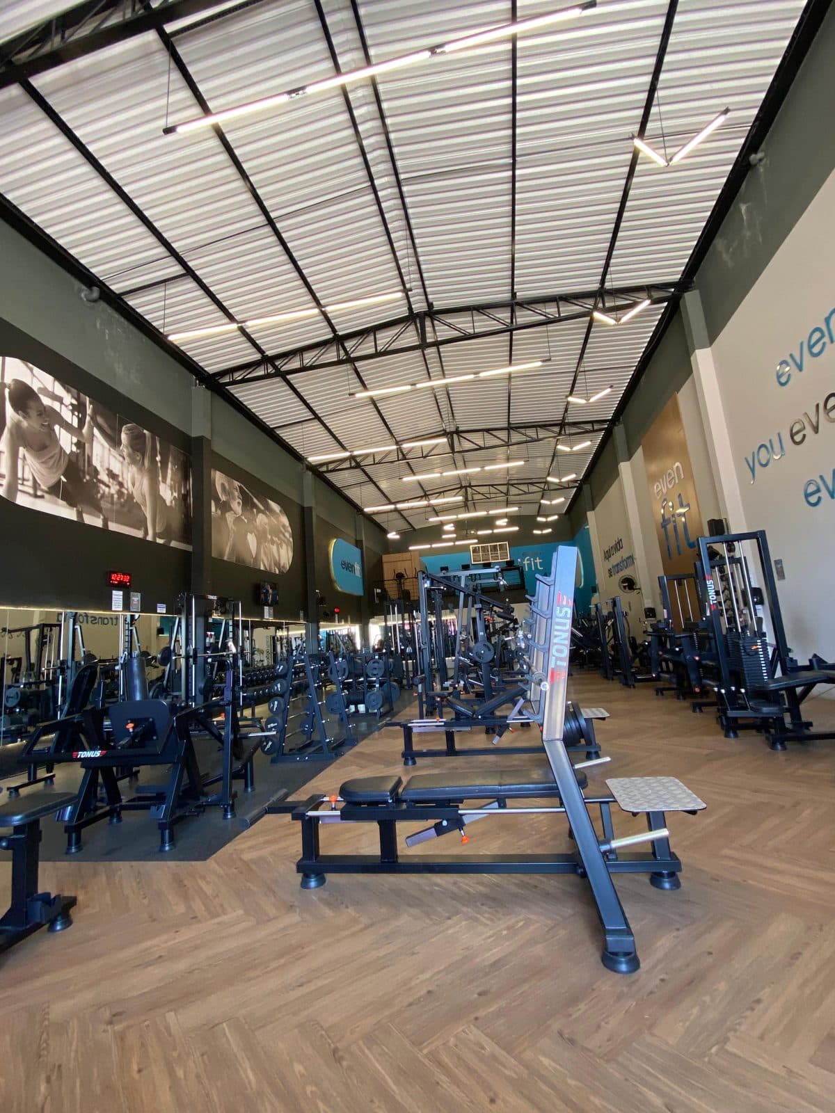 Salão de musculação da Even Fit, com aparelhos novos e teto alto